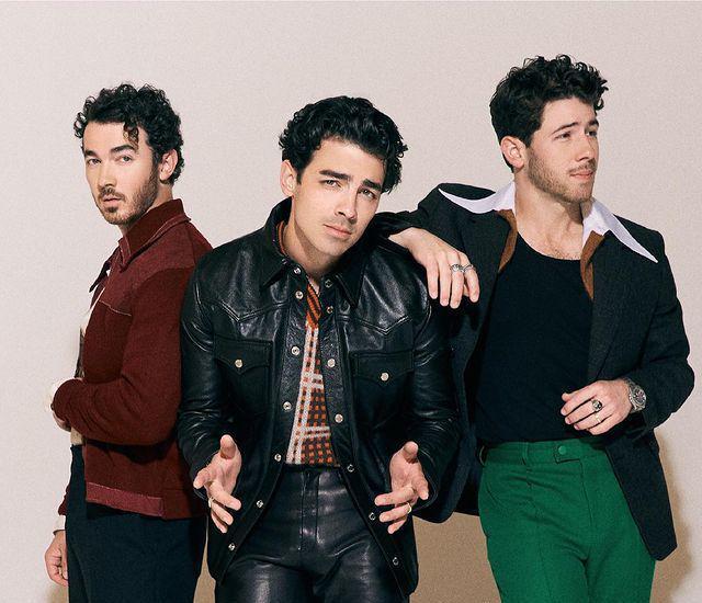 10 Ide Gaya Fashion Jonas Brothers, Selalu Kompak dan Stylish!