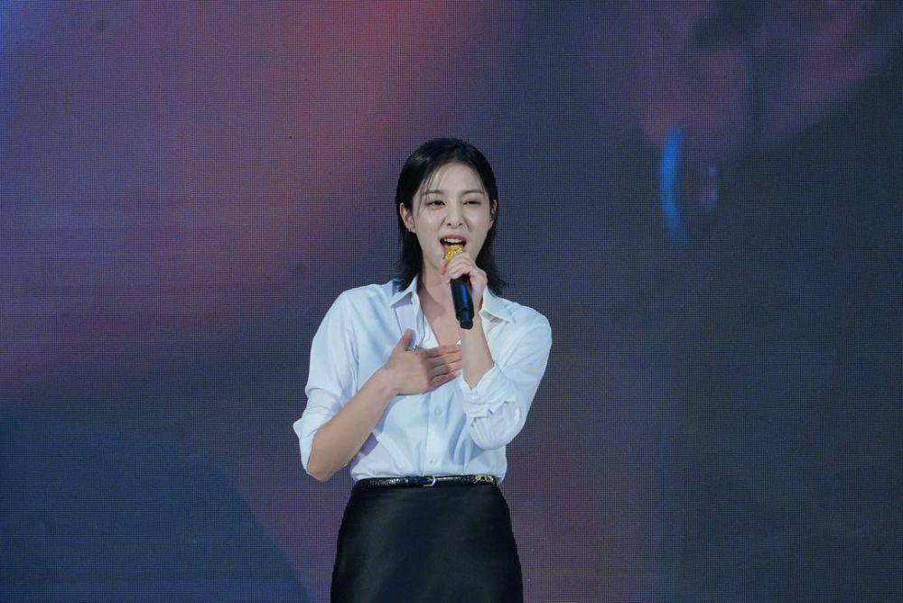potret Seol In Ah bernyanyi dalam acara Marhen.J di Senayan City (instagram.com/senayancity)