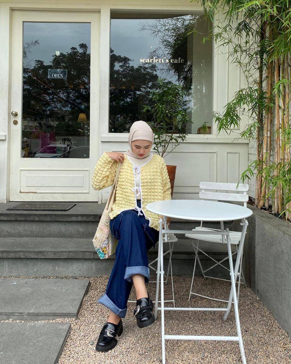 padu padan atasan kuning ala Intan Ghazella (instagram.com/intanghazll_)