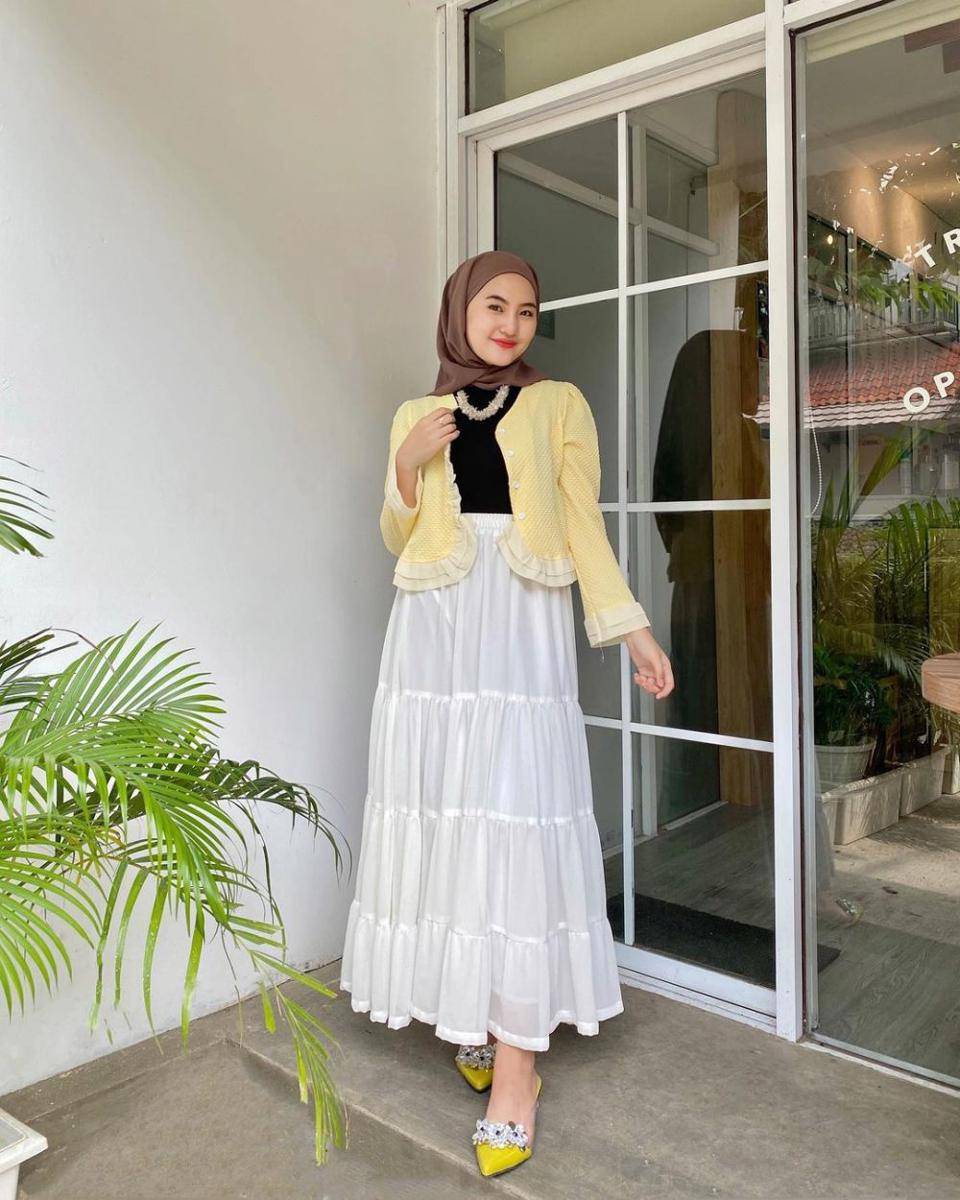 padu padan atasan kuning ala Intan Ghazella (instagram.com/intanghazll_)