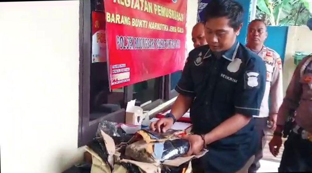 ABG di Depok Diringkus saat Ambil Ganja 3,4 Kg Melalui Jasa Ekspedisi