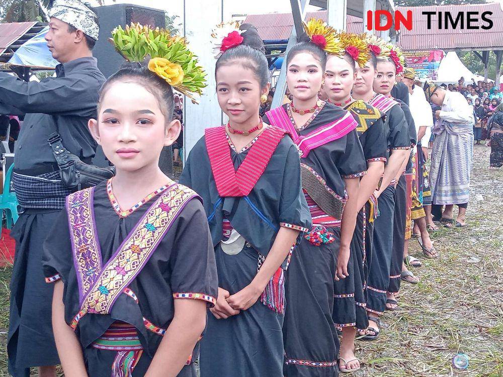 Anak-anak gadis di Desa Sukarara Jonggat Lombok Tengah. (IDN Times/Muhammad Nasir)