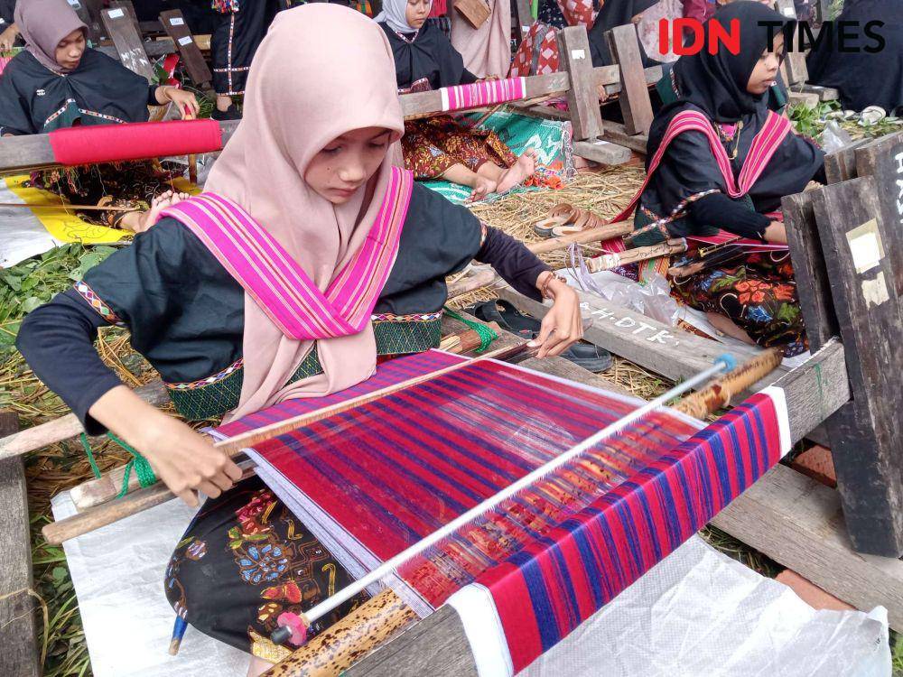 Anak gadis Sukarara Jonggat Lombok Tengah saat menenun. (IDN Times/Muhammad Nasir)