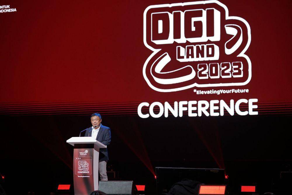 Direktur Utama Telkom Ririek Adriansyah memberikan opening speech pada Digiland 2023 Conference yang bertema “Elevating Your Future” sebagai pembuka rangkaian acara Digiland 2023 pada puncak perayaan ulang tahun Telkom ke-58 di Istora Senayan Jakarta, Sabtu (8/7). (Dok. Telkom Indonesia)