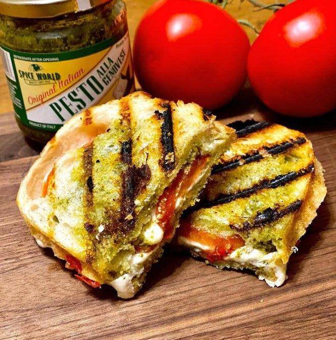 ilustrasi tomato mozzarella pesto paninis (instagram.com/delicious.deliciousness)
