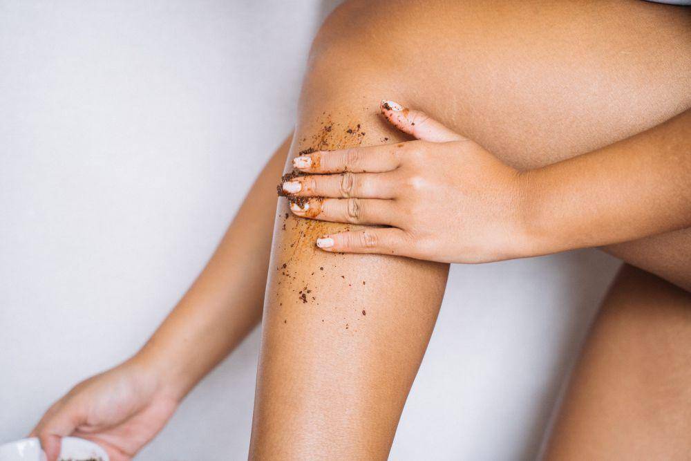 ilustrasi lulur atau scrub kaki (pexels.com/Anna Tarazevich)