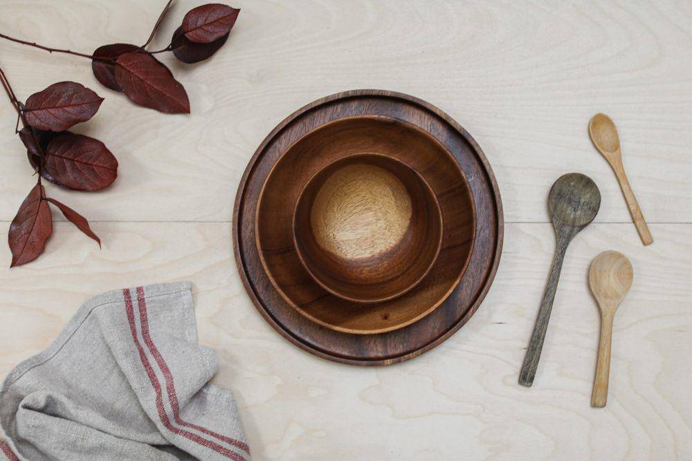 Peralatan makan kayu (pexel.com/Cup of Couple)