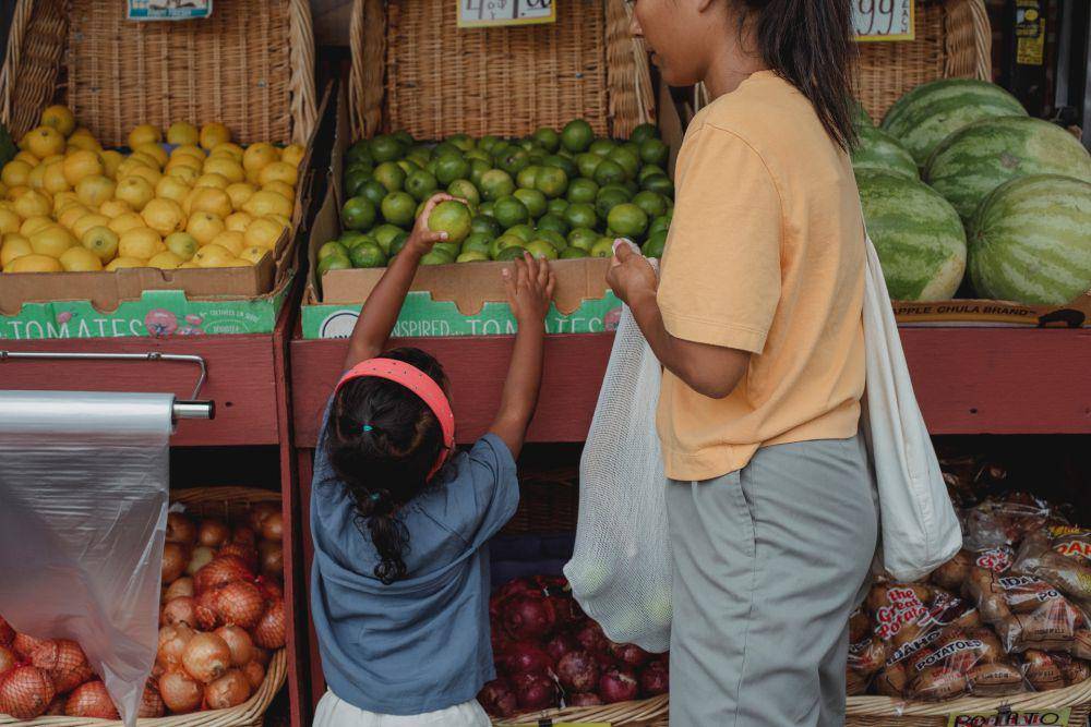 Wanita berbelanja dengan totebag (pexel.com/Kamaji Ogino)
