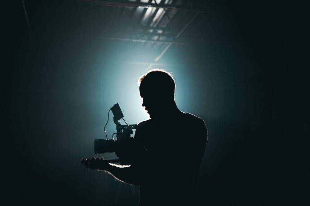 ilustrasi siluet pria (pexels.com/kyle loftus)