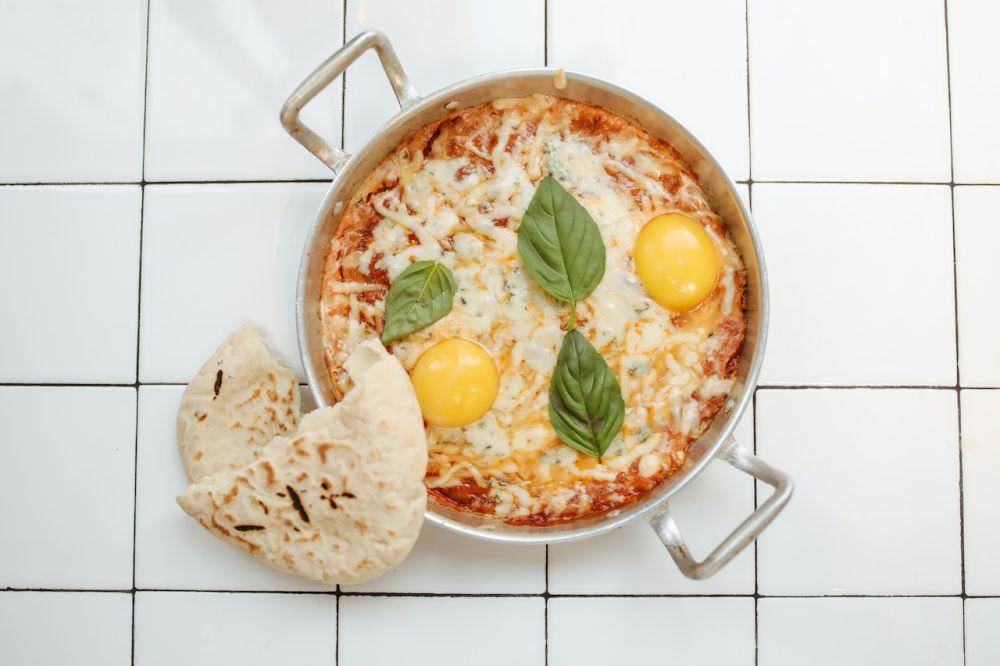 ilustrasi penyajian shakshuka dengan roti (pexels.com/Polina Tankilevitch)