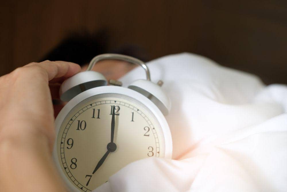 ilustrasi memasang alarm (pexels.com/Acharaporn Kamornboonyarush)