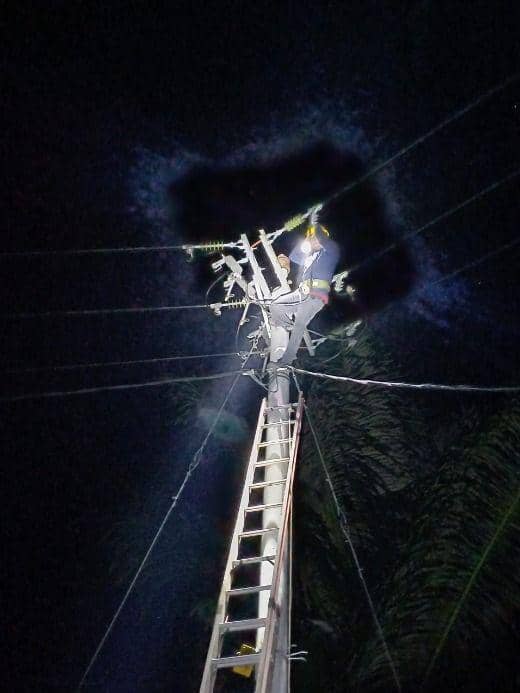 Petugas PLN berupaya memulihkan pasokan listrik pada lokasi tanah longsor di Desa Mesakada, Kecamatan Lembang, Kabupaten Pinrang, Kamis (6/7/2023). (Dok. PLN UID Sulselrabar)