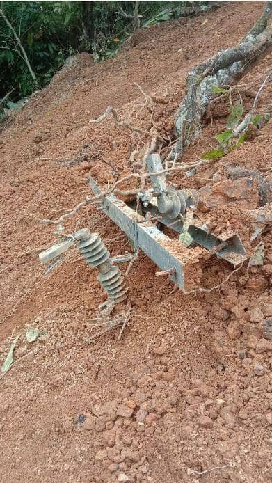 Tiang listrik tertimbun tanah longsor di Desa Mesakada, Kecamatan Lembang, Kabupaten Pinrang, Kamis (6/7/2023). (Dok. PLN UID Sulselrabar)
