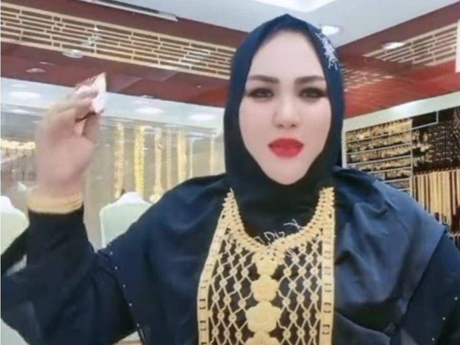 Pengusaha skin care asal Makassar, Mira Hayatai jadi pembicaraan warganet usai mengaku beli emas ratusan juta saat berhaji. (Dok. Istimewa)