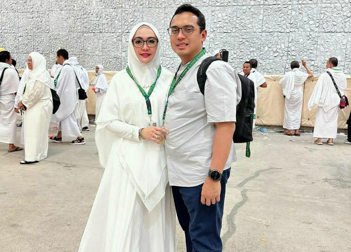 10 Potret Eddies Adellia Tunaikan Ibadah Haji Bareng Suami