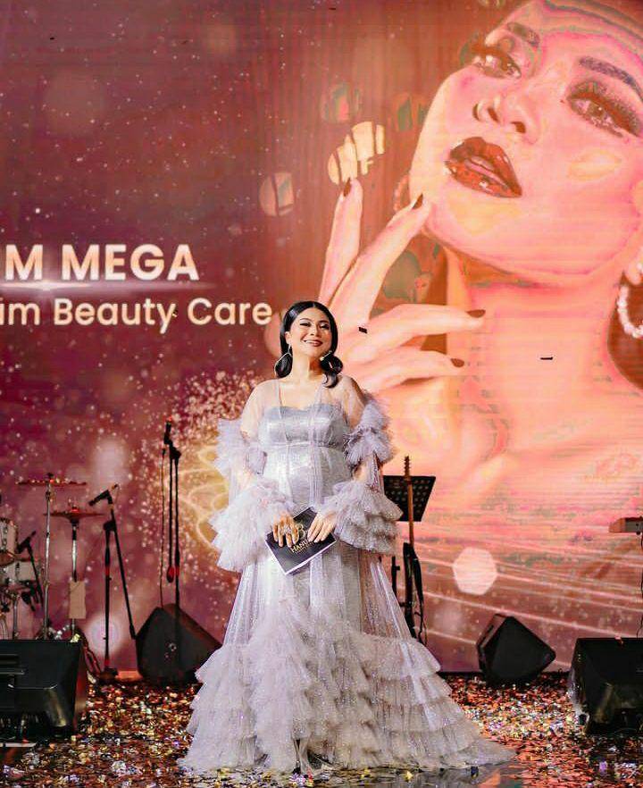 Potret Hanum Mega di grand launching produk sendiri (instagram.com/real.hanummegaa)
