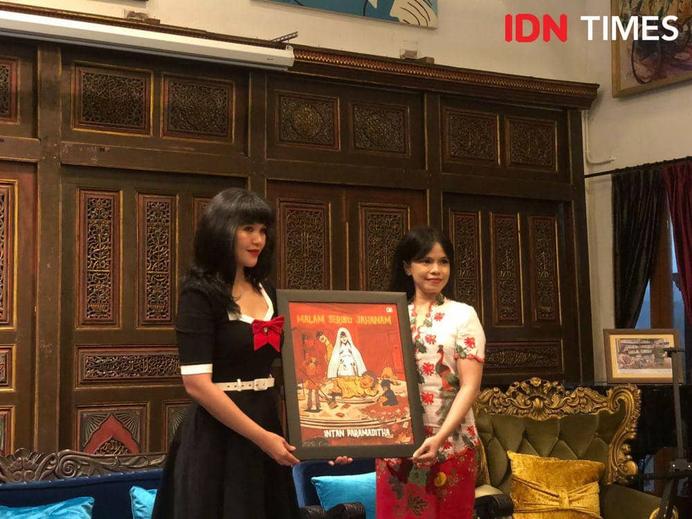 Peluncuran Buku Intan Paramaditha bersama Gramedia berjudul Malam Seribu Jahanam pada Sabtu (8/7/2023) di Cemara 6 Galeri, Menteng. (IDN Times/Nisa Zarawaki)