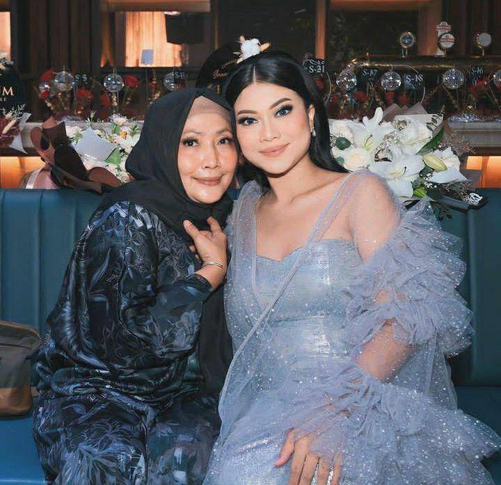 Potret Hanum Mega di grand launching produk sendiri (instagram.com/real.hanummegaa)