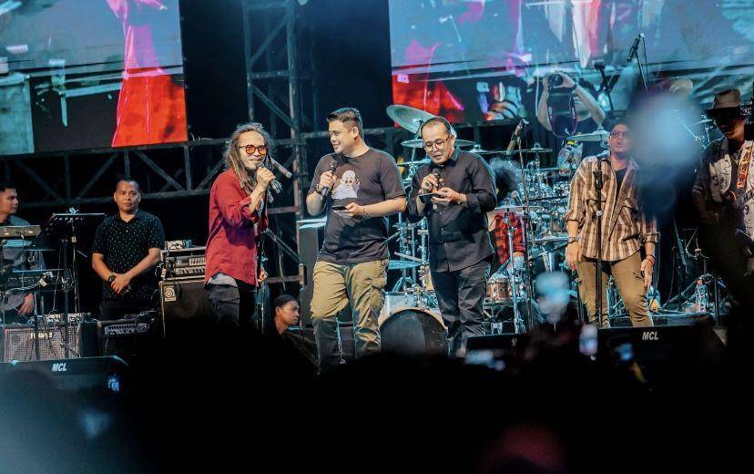 Wali Kota Medan Bobby Nasution dan Wakil Wali Kota Medan Aulia Rachman bernyanyi bersama saat Ipang Lazuardi tampil (Dok. Istimewa)