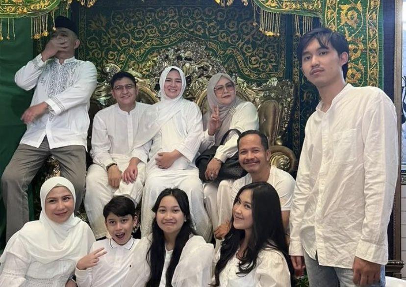 7 Potret Pengajian 7 Bulanan Kehamilan Masayu Clara, Undang Anak Yatim