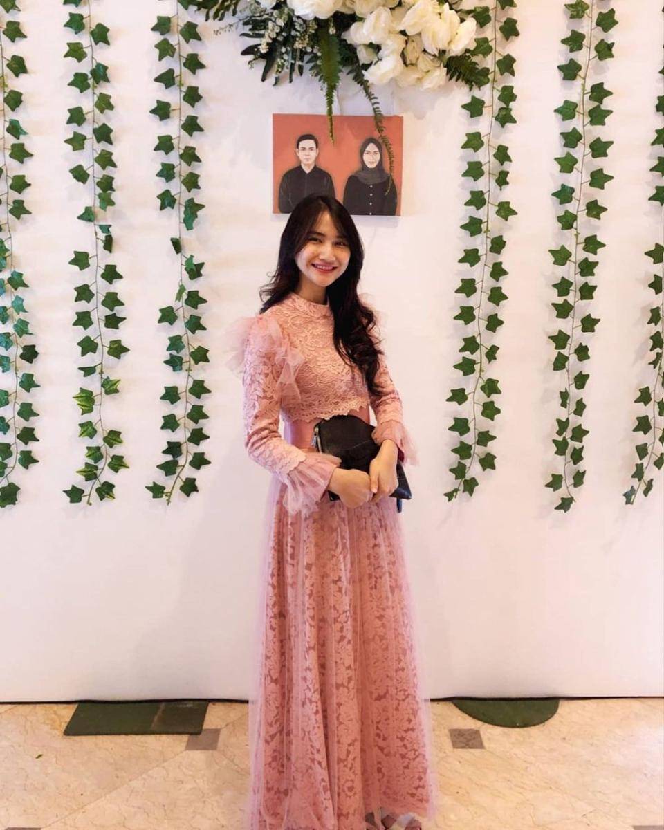 Baju kondangan ala Frieska Anastasia (instagram.com/frieskatch)