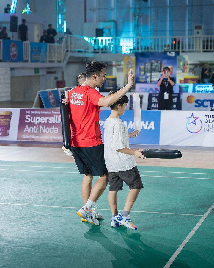 Raffi vs Dion Wiyoko badminton (instagram.com/raffinagita1717)