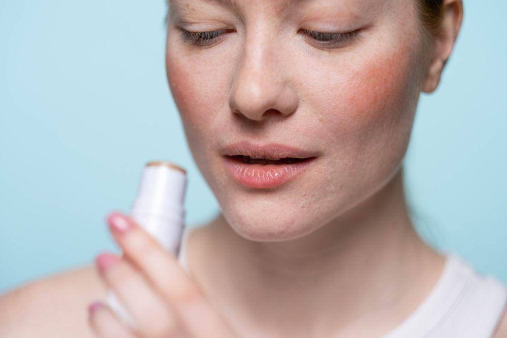 ilustrasi menggunakan produk skincare untuk bibir (pexels.com/Ron Lach)