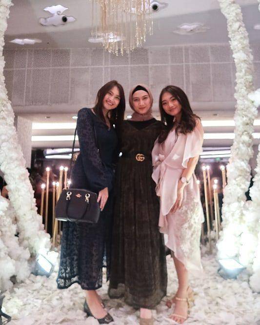 Baju kondangan ala Frieska Anastasia (instagram.com/frieskatch)