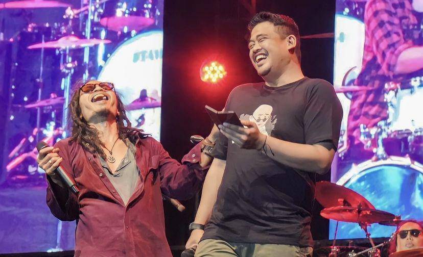 Wali Kota Medan Bobby Nasution dan Wakil Wali Kota Medan Aulia Rachman bernyanyi bersama saat Ipang Lazuardi tampil (Dok. Istimewa)