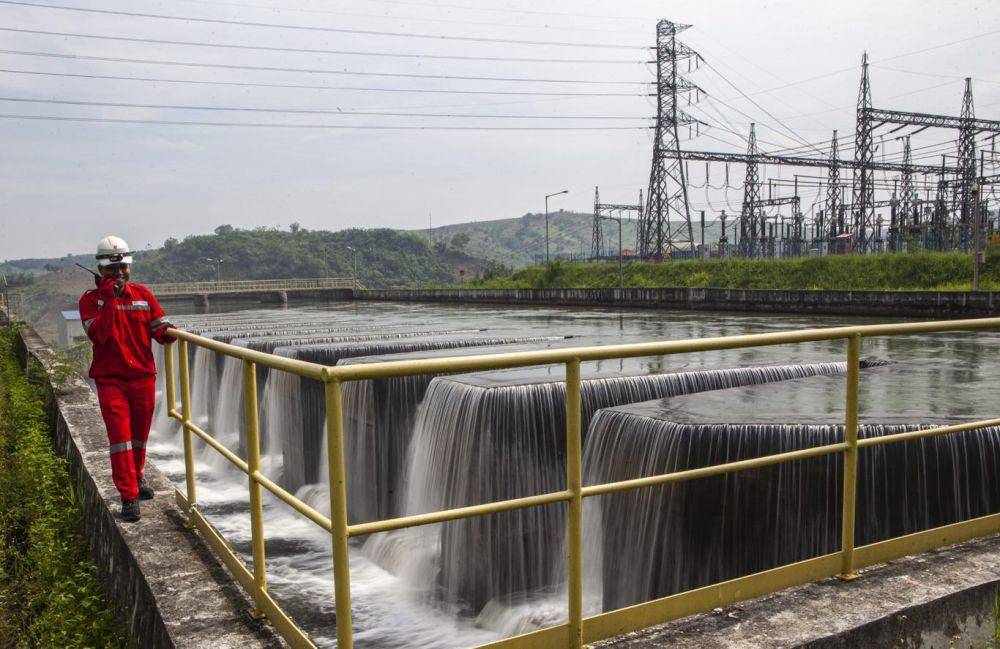 Petugas PLN Indonesia Power memastikan semua area PLTA Rajamandala aman dan berjalan sesuai fungsinya, salah satunya di area Open Channel tempat dimana air dikontrol volumenya terlebih dahulu sebelum menggerakkan turbin PLTA. (Dok. PLN)
