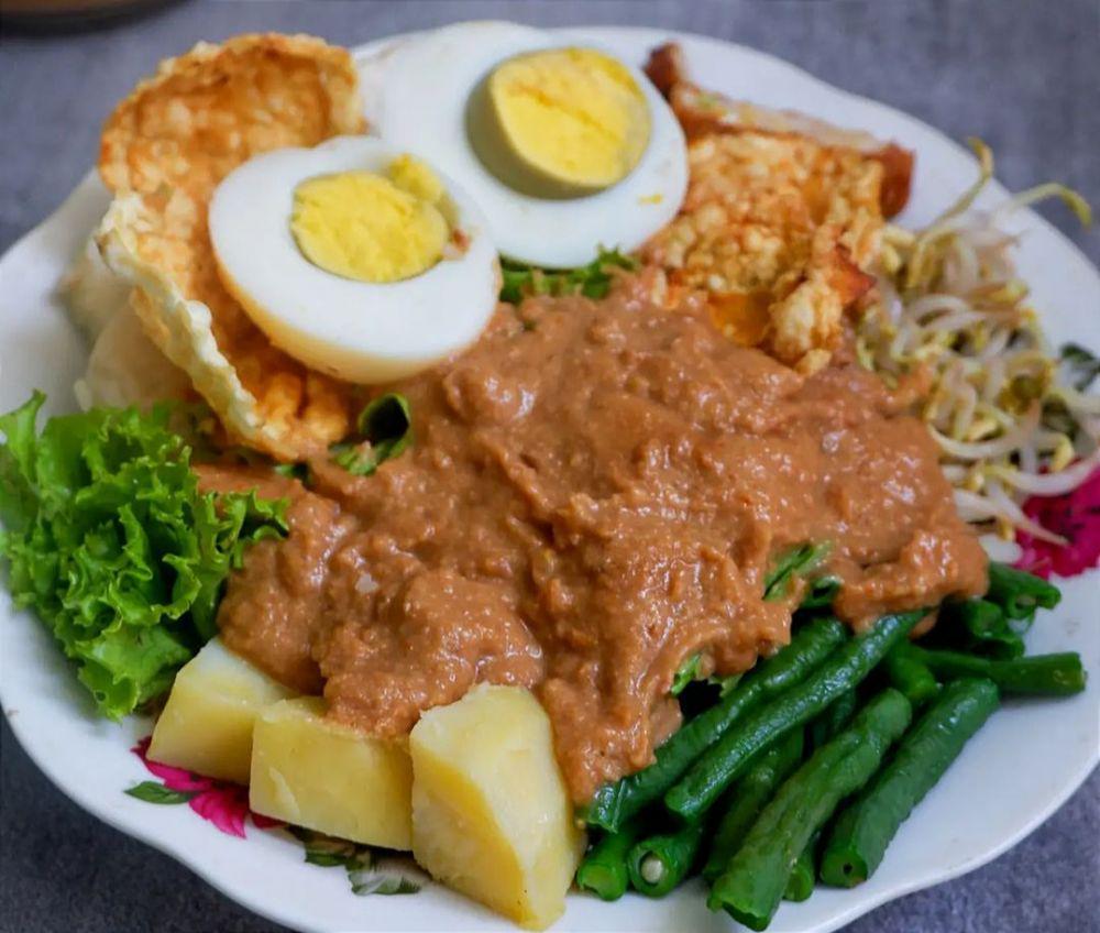 10 Makanan yang Sekilas Mirip Gado-gado padahal Berbeda