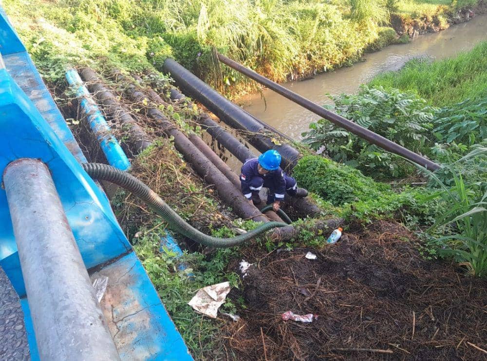 (Tim Pertamina saat memperbaiki pipa yang bocor akibat tumpahan minyak di sungai Kelekar) IDN Times/istimewa