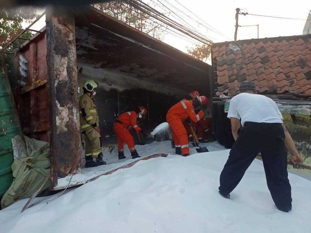 Truk Timpa 2 Rumah, 1 Korban Meninggal Kena Uruk Pupuk Urea