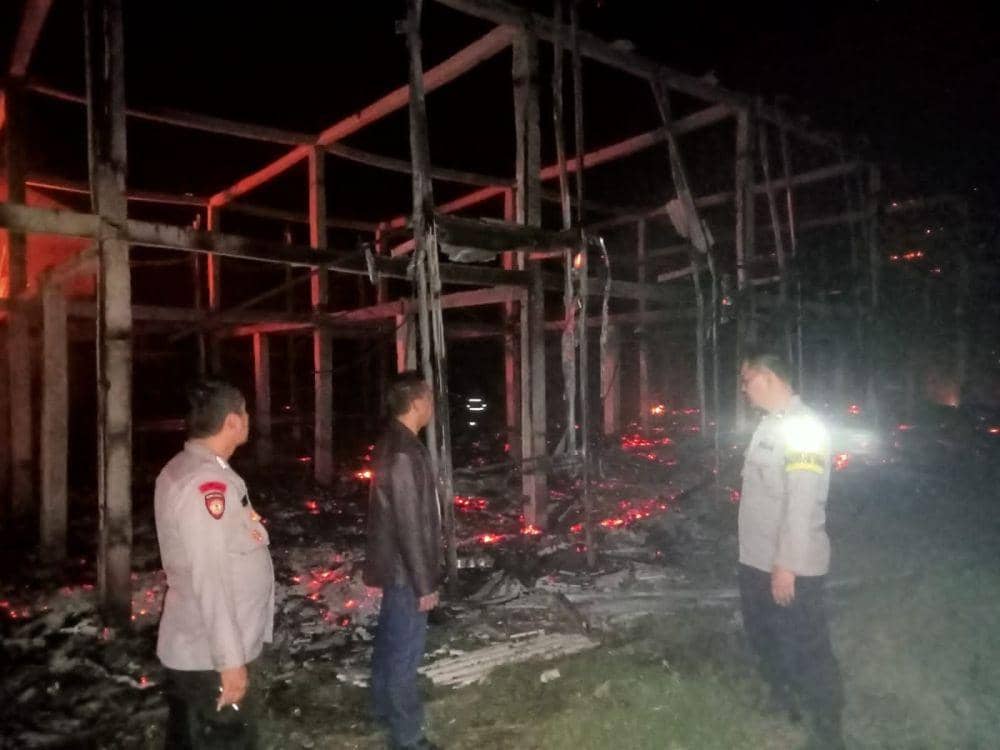 Kebakaran kandang ayam terjadi di desa (Pekon) Gadingrejo, Kecamatan Gadingrejo, Kabupaten Pringsewu pada Minggu (9/7/2023) dinihari. (Dok. Polres Pringsewu).
