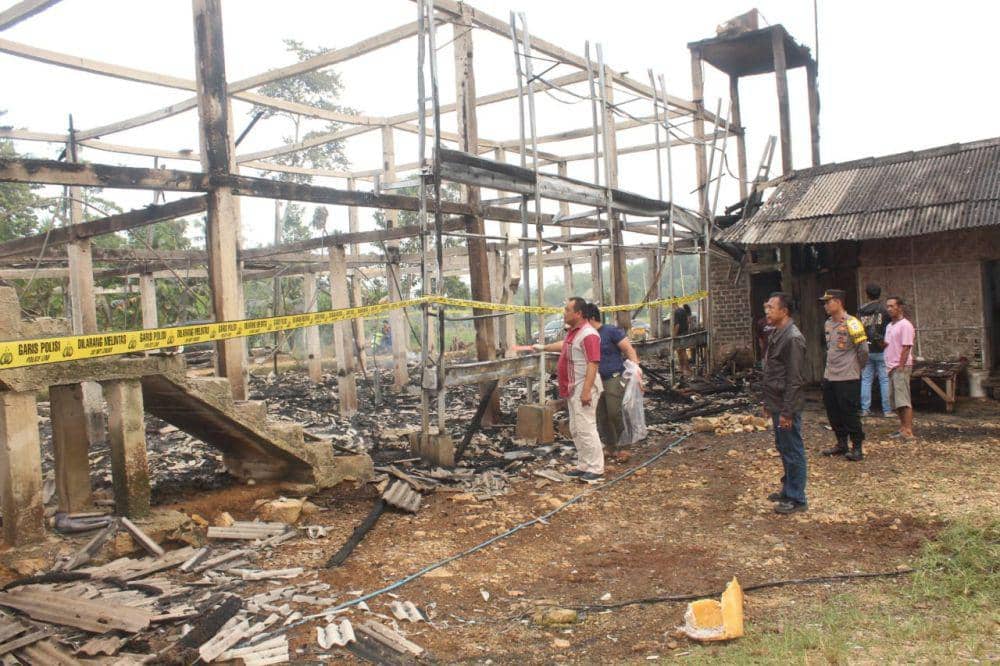 Kebakaran kandang ayam terjadi di desa (Pekon) Gadingrejo, Kecamatan Gadingrejo, Kabupaten Pringsewu pada Minggu (9/7/2023) dinihari. (Dok. Polres Pringsewu).