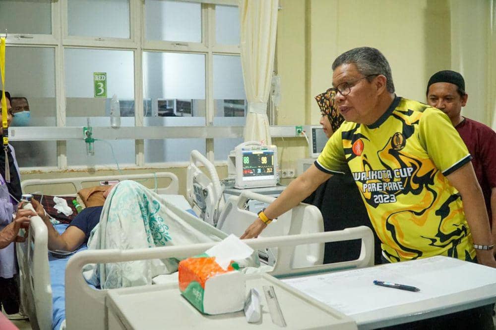 Wali Kota Parepare, Taufan Pawe, menjenguk salah satu korban bentrok di RS Andi Makkasau, Minggu (9/7/2023). Dok. Humas Pemkot Parepare