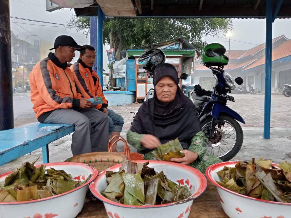Rubinah saat menjajakan Sego Menok khas Magetan. IDN Times/Riyanto