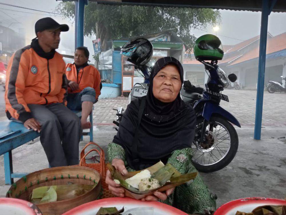 Rubinah saat menjajakan Sego Menok khas Magetan. IDN Times/Riyanto