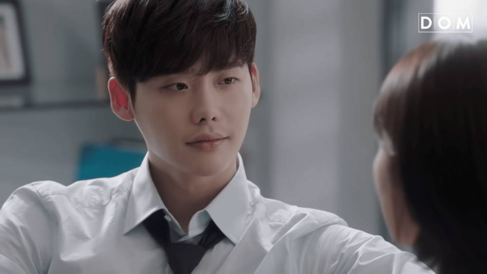 Lee Jong Suk di drama While You Were Sleeping (youtube.com/DOM 덤스튜디오)