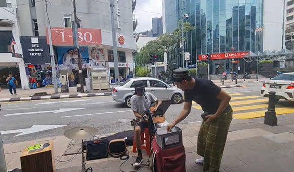 potret Aldi Taher ngamen di Malaysia (instgaram.com/alditaher.official)