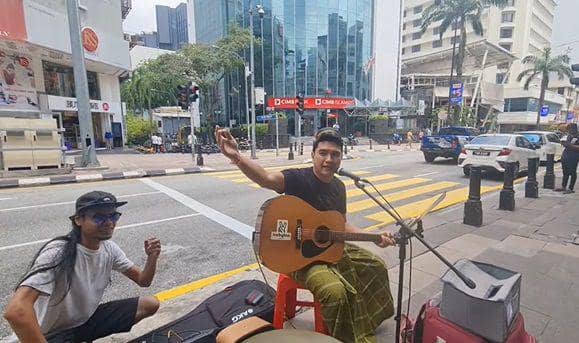 potret Aldi Taher ngamen di Malaysia (instgaram.com/alditaher.official)