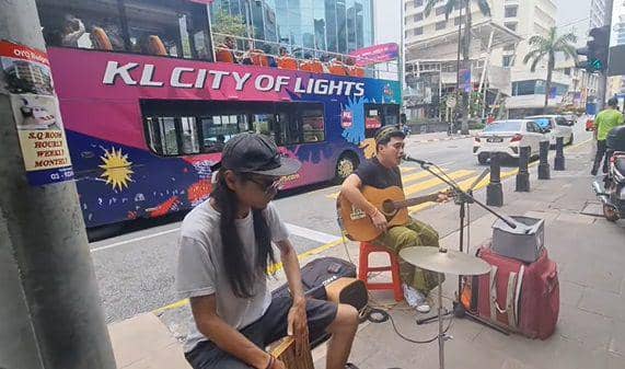 potret Aldi Taher ngamen di Malaysia (instgaram.com/alditaher.official)