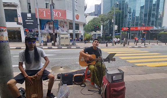 Bikin Heboh! 7 Potret Aldi Taher Ngamen di Jalanan Malaysia