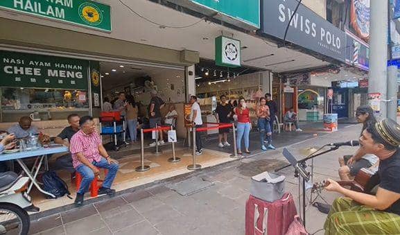 potret Aldi Taher ngamen di Malaysia (instgaram.com/alditaher.official)