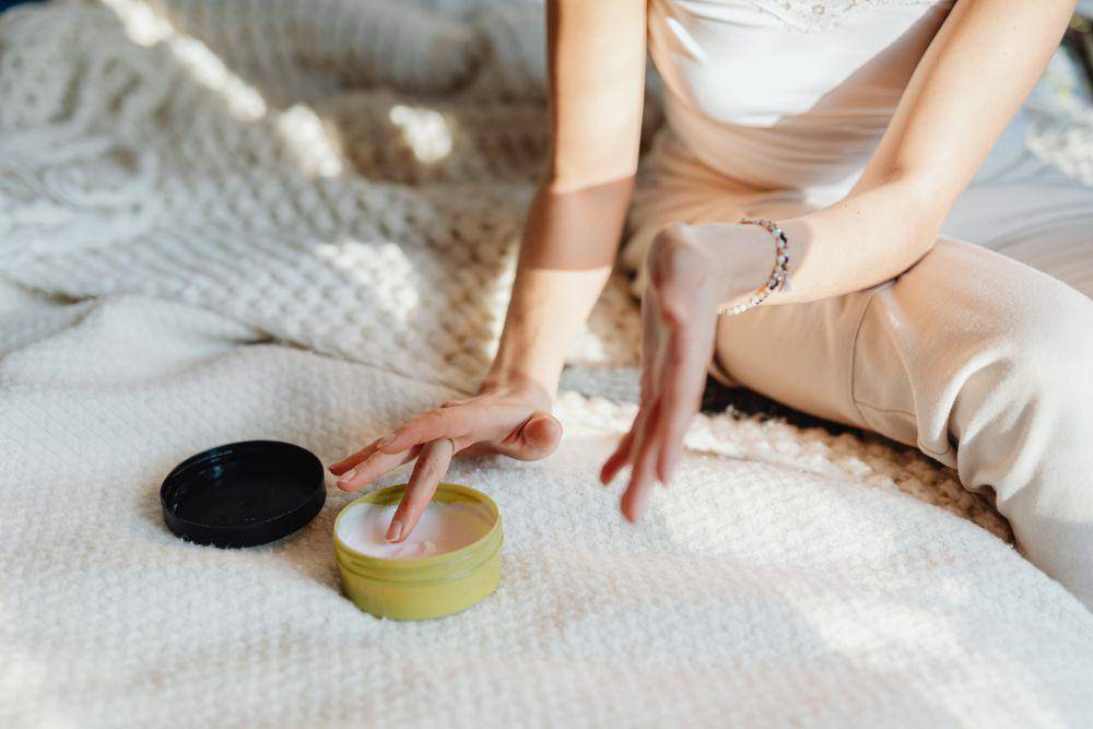 ilustrasi menggunakan body lotion atau body serun (pexels.com/Karolina Grabowska)