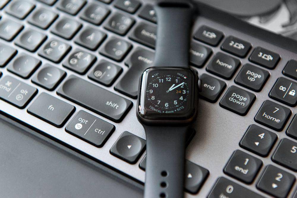 ilustrasi smartwatch yang bersih (unsplash.com/Daniel Haaf)