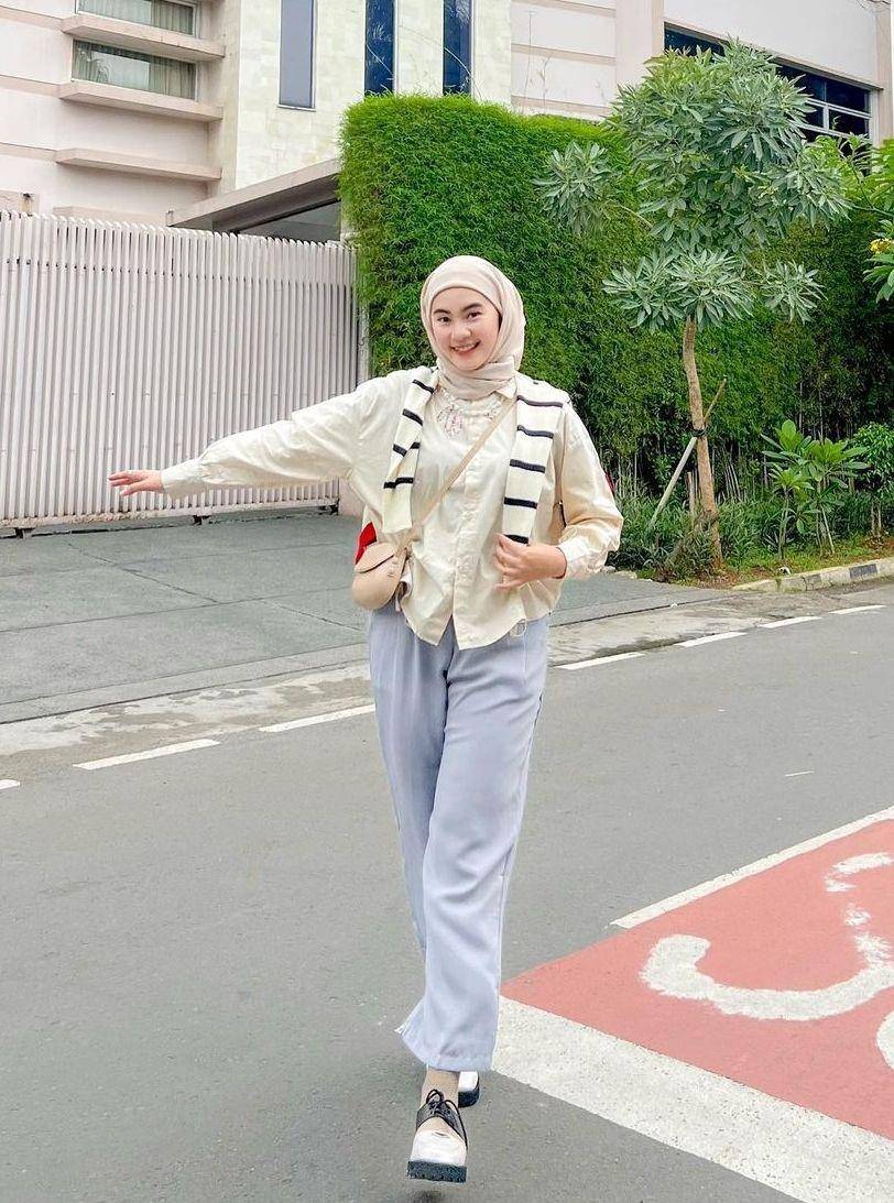 Gaya sweater over shoulder (instagram.com/itsbellefirst)
