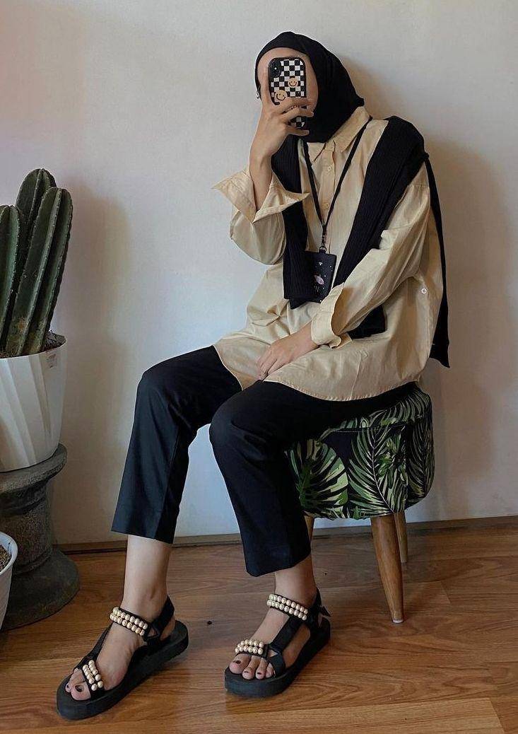 Gaya sweater over shoulder (instagram.com/_kakpit)
