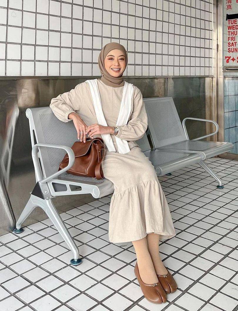Gaya sweater over shoulder (instagram.com/meiraniap)