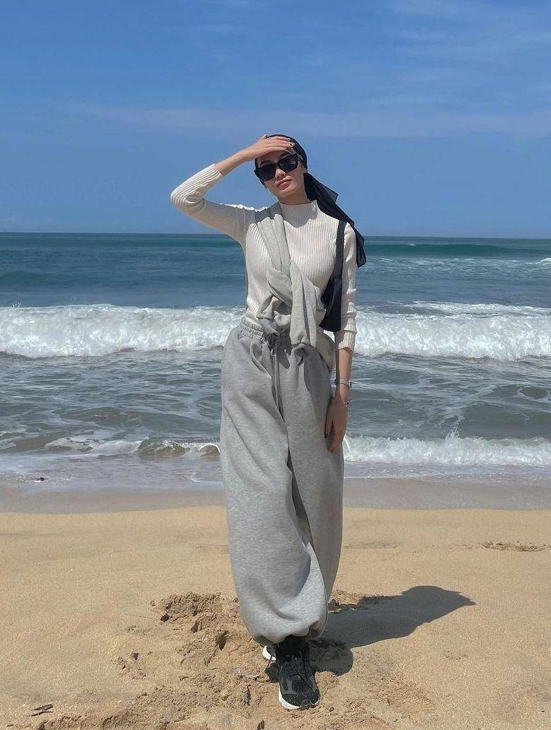 Gaya sweater over shoulder (instagram.com/andiniajengg)